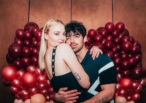 Sophie Turner assume romance com aristocrata e é acusada de trair Joe Jonas