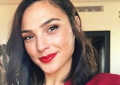 Atriz de ‘Mulher Maravilha’ publica foto de cosplayer de Manaus 