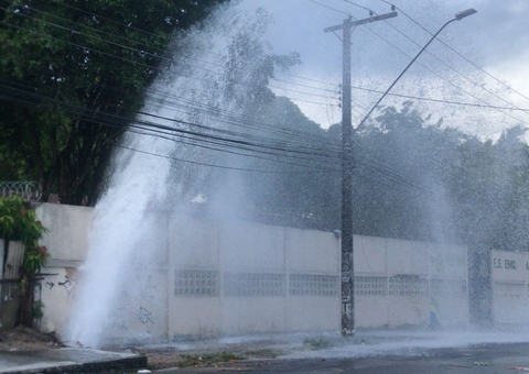 Vazamento de água forma 'chafariz' em rua e compromete trânsito na Cidade Nova