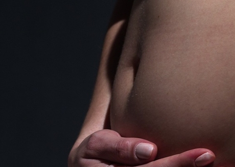 Homem dopa companheira grávida para abortar bebê; MP investiga rede clandestina