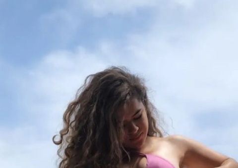 Na Itália, Maisa mostra corpão em fotos de biquíni e deixa fãs impactados