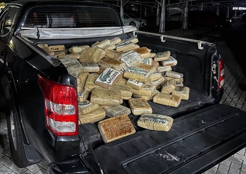 PF apreende picape com 240 kg de maconha em barco que saiu de Manaus