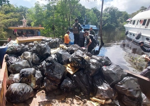 Cerca de 2 toneladas de lixo são retiradas do lago do Tarumã em Manaus
