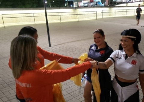Vasco x Guarani: Torcedores recebem orientações sobre descarte de resíduos em Manaus