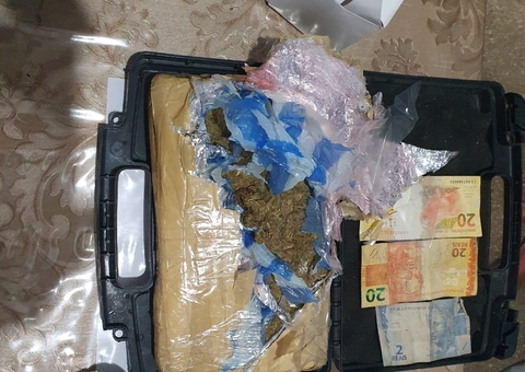 Homem é preso por tráfico ao tentar jogar drogas em toldo de barco no Amazonas