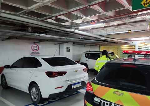 Mais de 70 motoristas são multados por usarem vagas especiais em shoppings em Manaus