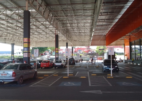 Mais de 40 motoristas são autuados por estacionarem de forma irregular em supermercados de Manaus