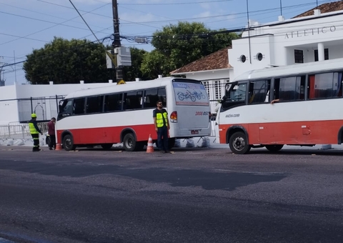Micro-ônibus irregular é apreendido no Centro de Manaus