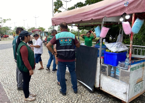 Manaus realiza ação de ordenamento de ambulantes na Ponta Negra