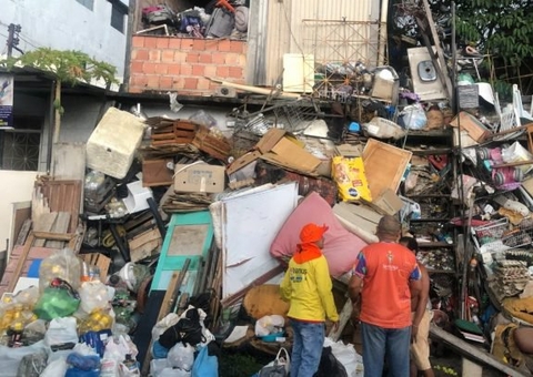 Duas toneladas de lixo são removidas de casa de acumulador em Manaus