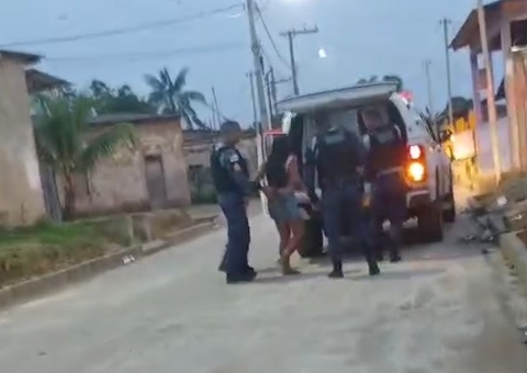 Mulher esfaqueia homem em Manicoré e passa mais de uma hora ao lado da vítima