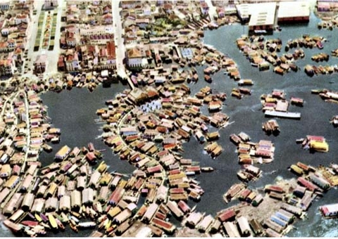 Sem soluções modernas, casas flutuantes permanecem como problema em Manaus