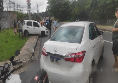 Motorista fica ferido após carro ser arremessado para calçada em acidente em Manaus