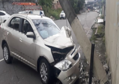 Carro fica aos pedaços ao atingir poste em avenida de Manaus