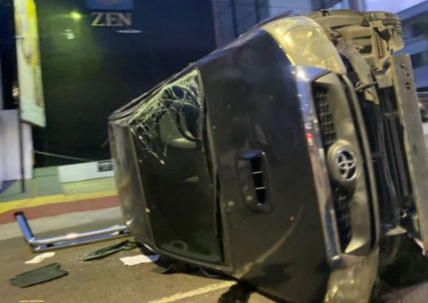 Acidente grave faz carro capotar no meio da rua em Manaus