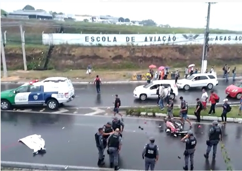 Motociclista morre em grave acidente com ônibus durante chuva em Manaus