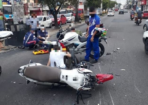Piloto fica ferido em acidente violento entre motocicletas em Manaus
