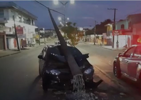 Motorista fica ferido ao arrancar poste de avenida em Manaus