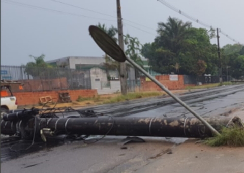 Acidente: Carro derruba poste e avenida do Turismo fica bloqueada em Manaus