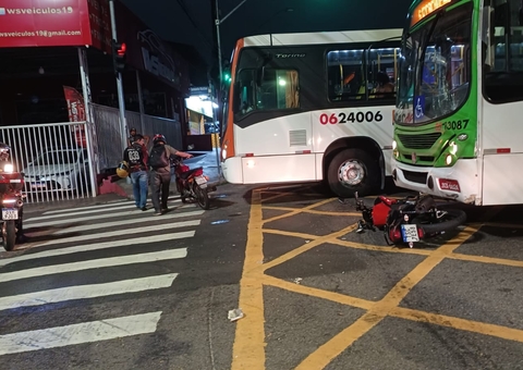 Acidente entre quatro veículos deixa três pessoas feridas no Centro