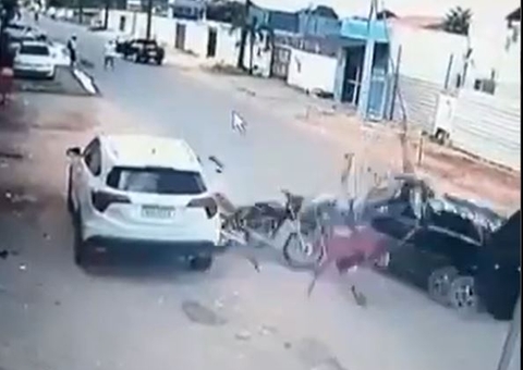 Mulher tem perna dilacerada ao ser atropelada após assalto; veja vídeo