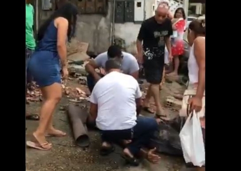 Vídeo: Moradores tentam socorrer pedreiro após queda de marquise em Manaus