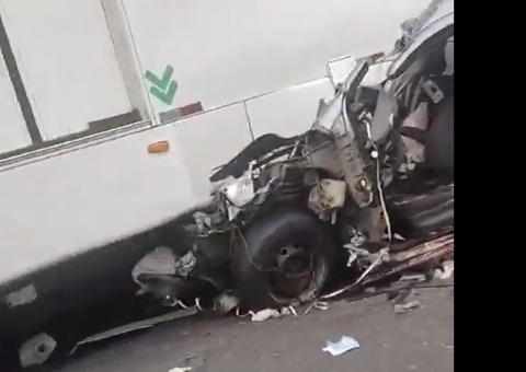Carro fica destruído em acidente com ônibus na Avenida do Turismo; vídeo