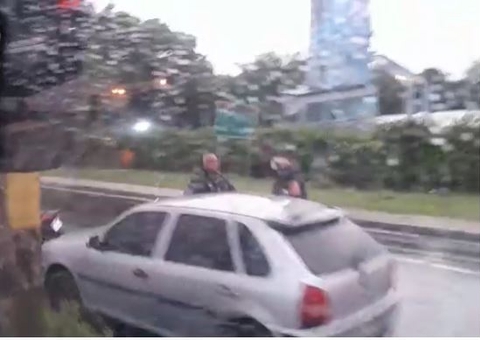 Acidente entre carro e motocicleta deixa ferido em Manaus 