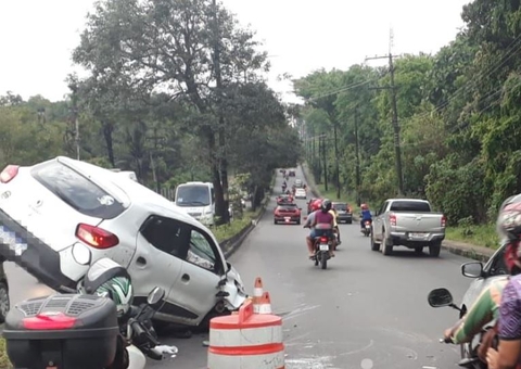 Carro capota em canteiro central e deixa trânsito caótico em Manaus