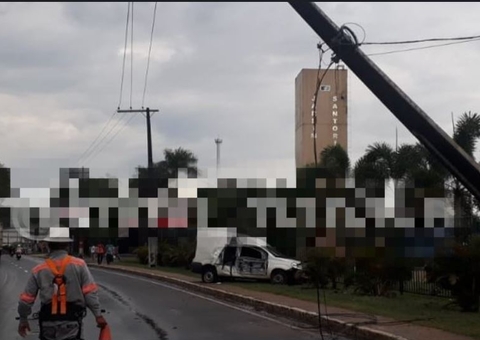 Carro desgovernado atinge poste e deixa trânsito complicado em Manaus