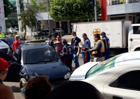 Motorista fica ferido ao dormir ao volante e causar acidente em Manaus 