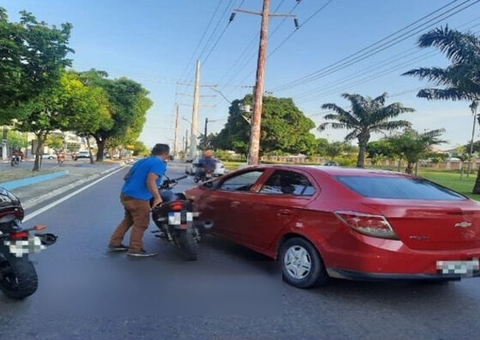 Acidente bloqueia avenida e causa congestionamento em rotatória em Manaus