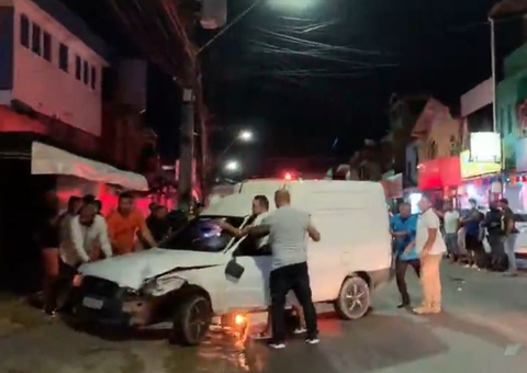 Acidente entre carro e motocicleta deixa dois feridos em avenida de Manaus