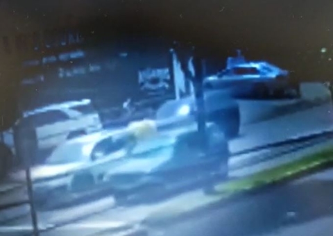 Vídeo: Motociclista 'voa' sobre carro em acidente gravíssimo em Manaus