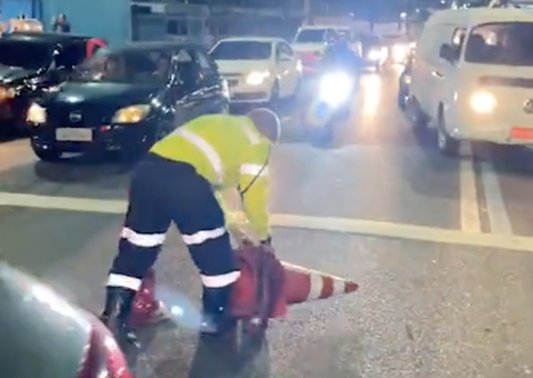 Mãe e filho são atropelados ao tentar atravessar na faixa de pedestres em avenida de Manaus