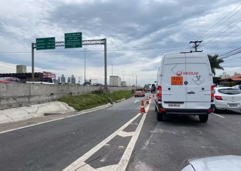 Motociclista bate de frente com caminhão e morre em estrada