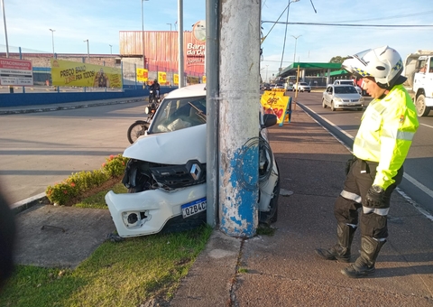 Carro de aplicativo invade canteiro e bate em poste na Av. Torquato Tapajós