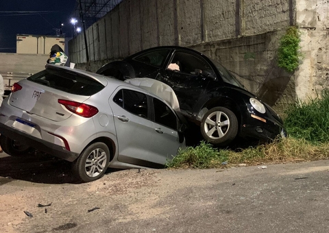 Carro fica preso em cima de veículo após colisão violenta no Novo Aleixo