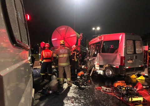 Van bate em carreta e quatro pessoas morrem em grave acidente