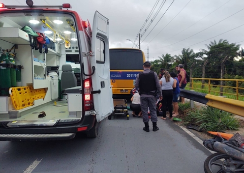 Homens são lançados de moto durante acidente com 'Amarelinho' em Manaus