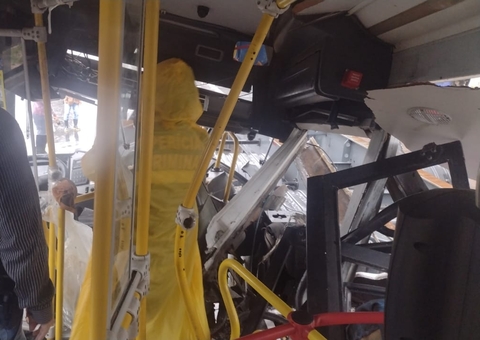 Morre passageira de ônibus que se chocou contra carreta no Distrito, em Manaus