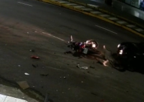 Grávida morre após colisão entre carro e moto em avenida de Manaus
