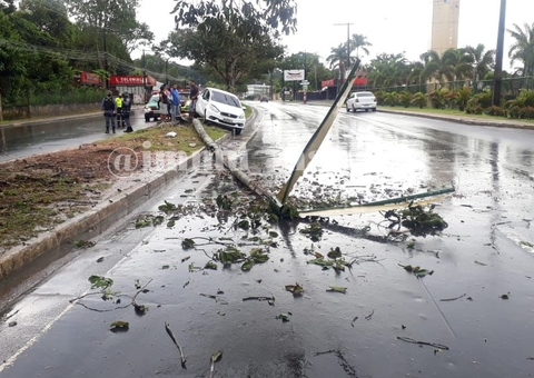 Motorista perde controle de carro e derruba poste na Avenida do Turismo