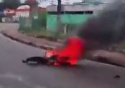 Moto pega fogo após acidente com carro em avenida de Manaus