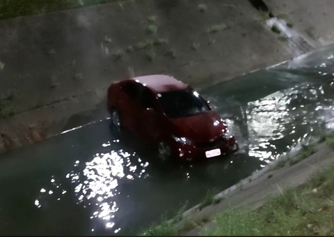 Carro desgovernado vai parar dentro de igarapé em Manaus