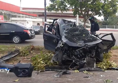 Motorista fica ferido e carro despedaçado em acidente com ônibus em Manaus