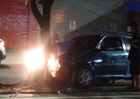 Motorista perde controle de carro e colide com árvore em avenida de Manaus