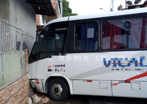 Rota do Distrito perde controle e atinge muro de casa em Manaus 