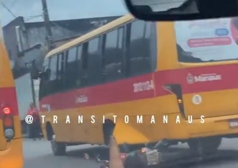 Motociclista é arremessado em grave acidente com 'Amarelinho', em Manaus