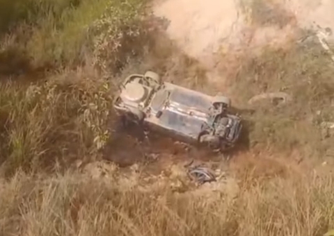 Homem morre ao despencar com carro em ribanceira na BR-319